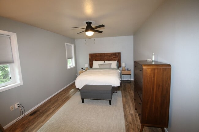 Building Photo - 3 Bedroom Townhouse!