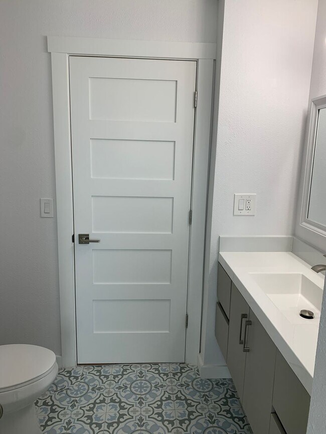 Building Photo - Beautiful 1bedroom on Sheridan