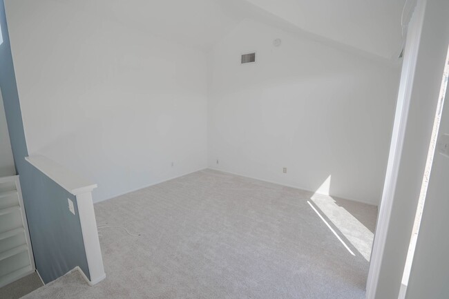 Building Photo - 2 Bedroom Condo with Loft in Canyon Country!