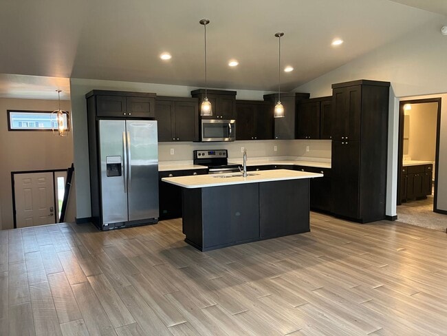 Building Photo - 4 Bed 3 Bath Single Family Home