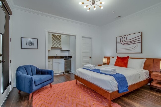 Building Photo - Beautifully appointed 3-bedroom furnished townhome in sought-after Hillsboro Village!