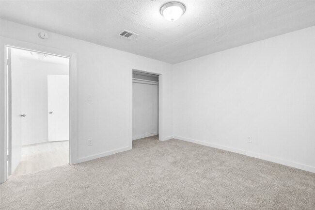 Building Photo - 16643 Lake Cir