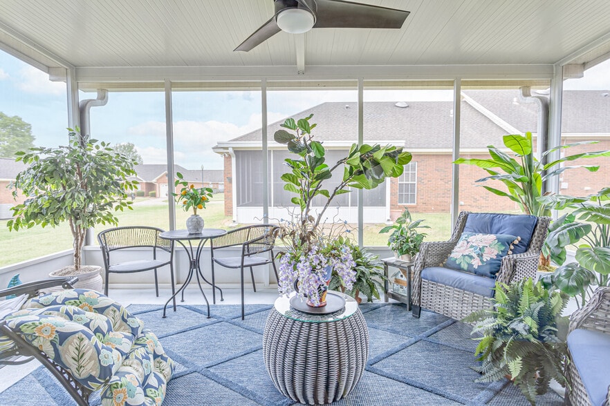Screened-in back patio - 111 Havenwood Way