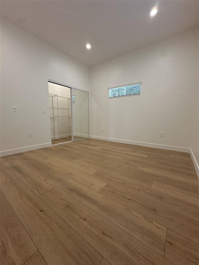 Building Photo - 1135 Scofield Dr