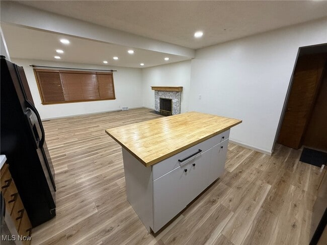 Building Photo - 230 E 21st St