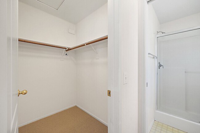 Building Photo - 2 Master Suites - 2 car garage - Townhome