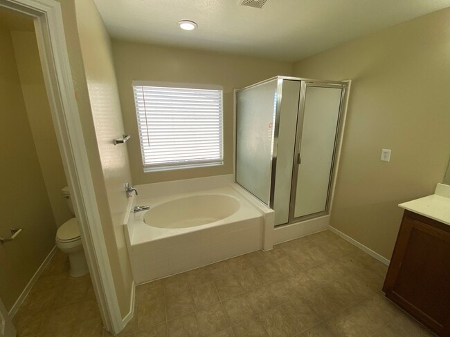 Building Photo - Beautiful 6 bed/3 bath home located in the...