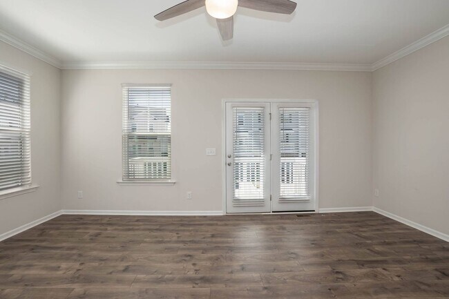 Building Photo - Four Bedroom Townhome!