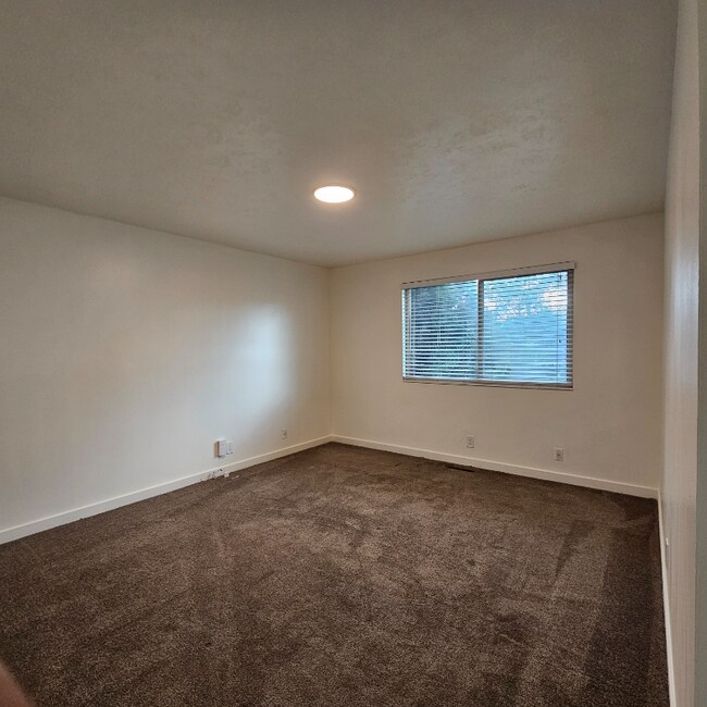 Building Photo - 922-928 E Fairclough Dr