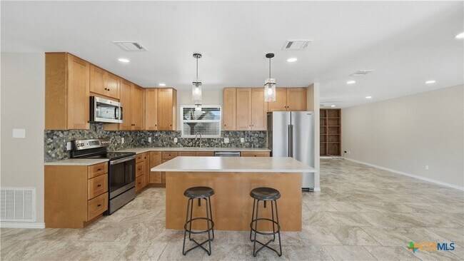 Building Photo - 1409 Highland Dr