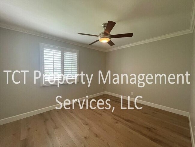 Building Photo - Large Grass lot in Great Location!