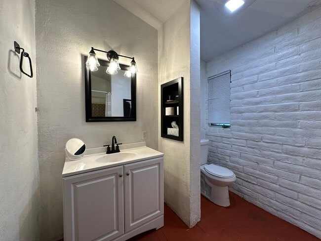 Building Photo - 228 N 4th Ave