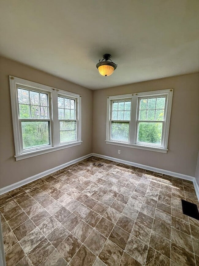 Building Photo - Spacious 2 bedroom with bonus room for rent - Canton NW