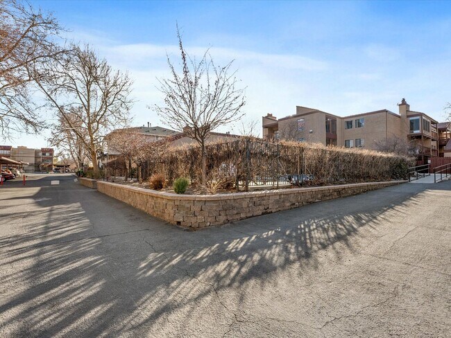 Building Photo - 2955 Lakeside Dr