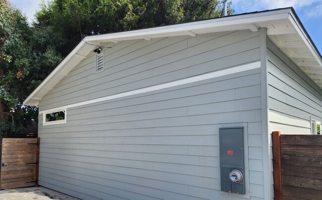 Building Photo - 1926 Broadway St