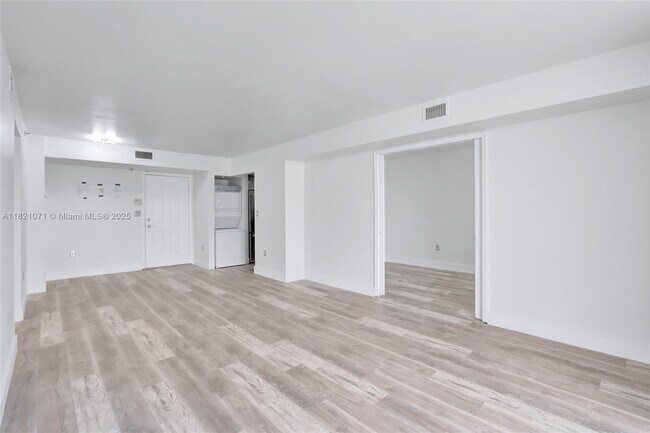 Building Photo - 1621 Bay Rd