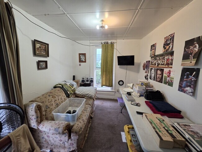 Building Photo - 1 Bedroom, 1 Bathroom with Off Street Parking - Available September 10th!