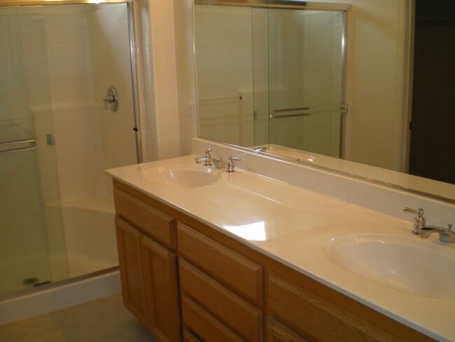 Building Photo - Natomas 4bd/2.5bth Single Family Home