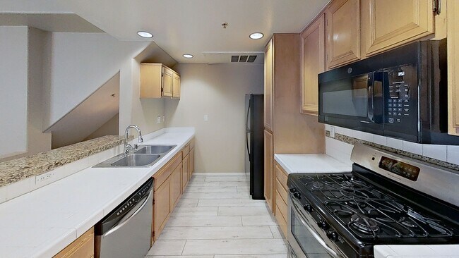 Building Photo - Townhome in Gated community in Woodland Hills