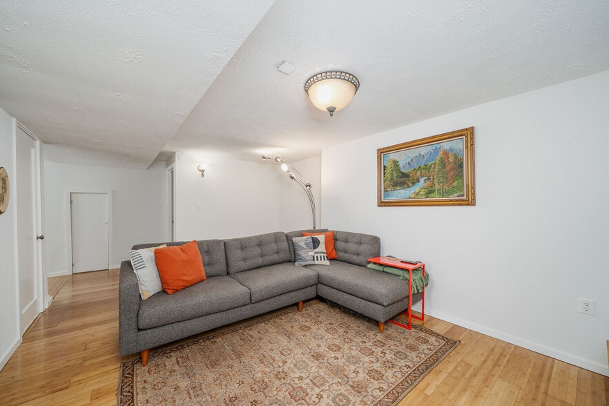 Building Photo - 6654 Flora Ave S