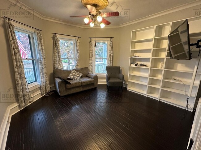 Building Photo - 633 Moulton St E