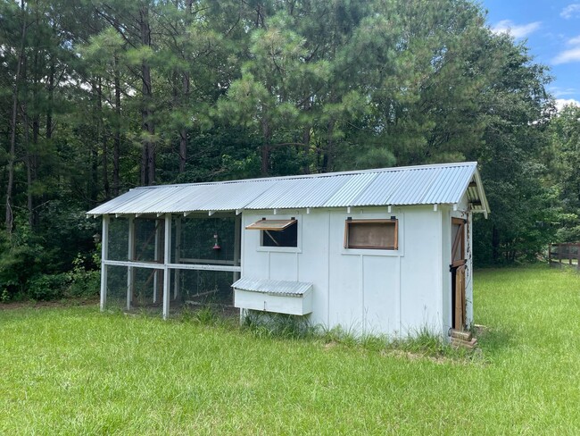 Building Photo - Charming 2 Bed, 2 Bath Custom Ranch on 5 P...