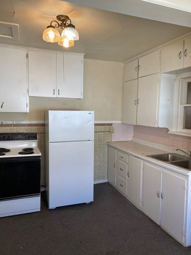 Building Photo - Single Family Home Bungalow-two bedroom/one bath-laundry