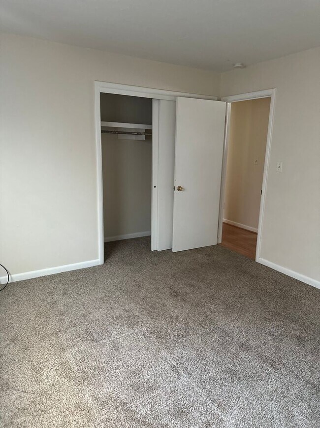 Building Photo - 3 Bedroom 1.5 Bathroom Apartment With Garage