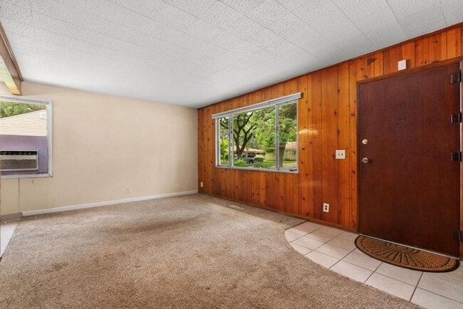 Building Photo - 1210 Blaine Dr