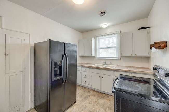 Building Photo - 2 Bedroom 1.5 bath All Brick Ranch in Rock...