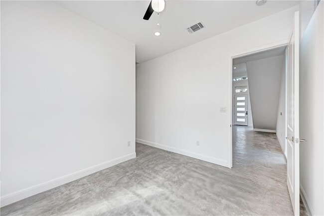 Building Photo - 6111 Begonia Cir
