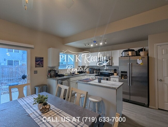 Building Photo - 870 Red Thistle View