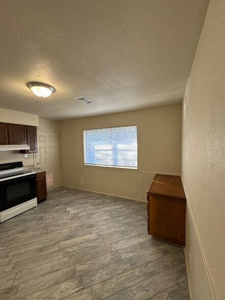Building Photo - 618 Comal Ave