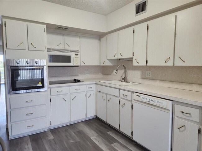 Building Photo - 2455 Finlandia Ln