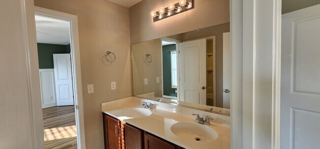 Building Photo - Welcome to Eagle Landing—where 3-bedroom bliss meets effortless style.