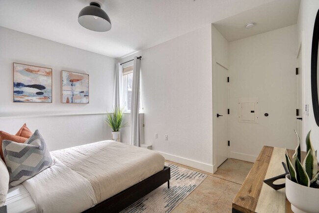 Building Photo - 4980 N Vancouver Ave