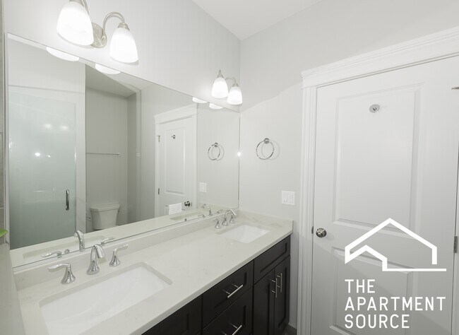 Building Photo - 2346 W Grand Ave