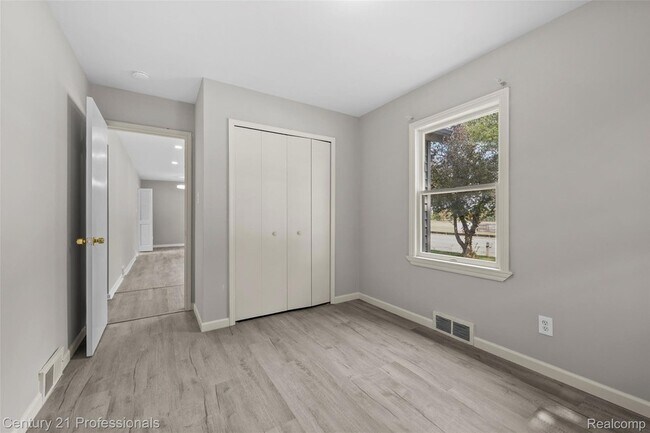 Building Photo - 3621 Livernois Rd