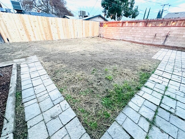 Building Photo - 533 Rall Ave