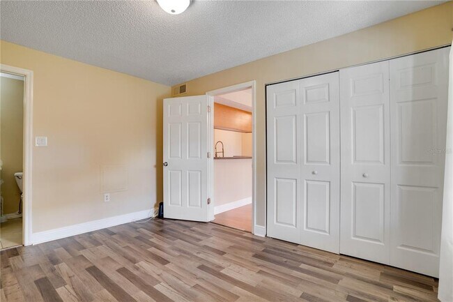 Building Photo - 806 Lake Haven Square
