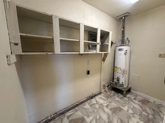 Building Photo - 3921 Roselawn Dr