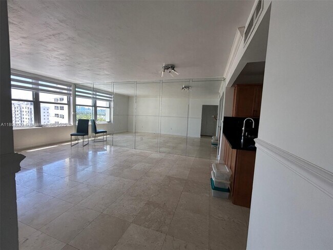 Building Photo - 2899 Collins Ave