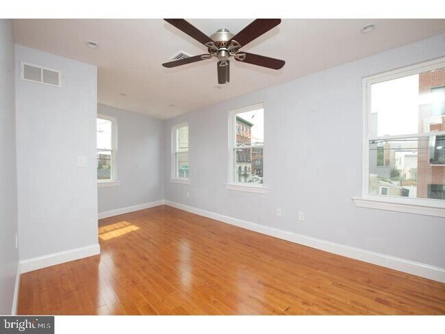 Building Photo - 2001 Tulip St