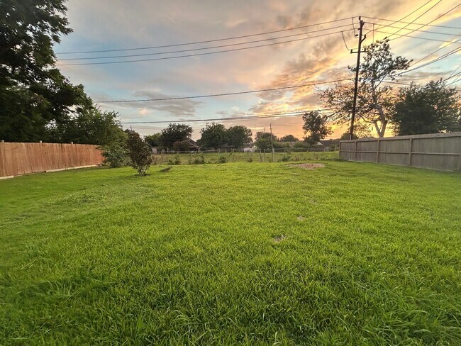 Building Photo - 3210 Valley Brook Dr