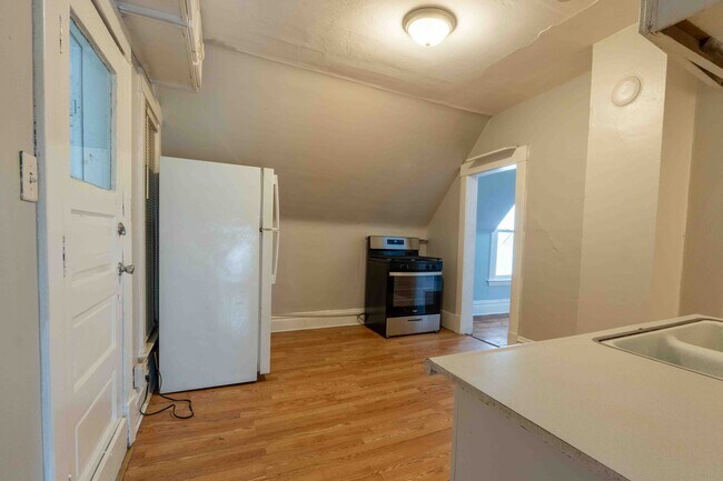 Building Photo - 300-302 Spencer