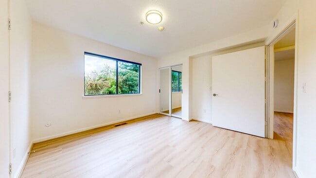 Building Photo - Bright and Beautiful 4 bedroom 2.5 Bath with large enclosed back yard and close proximity to Mari...