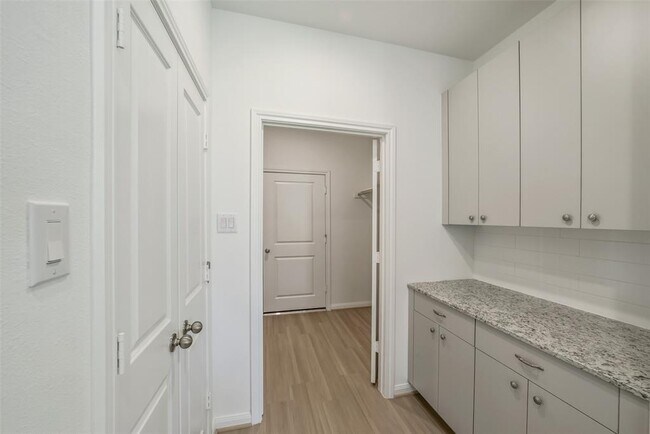 Building Photo - 11615 Moltere Dr