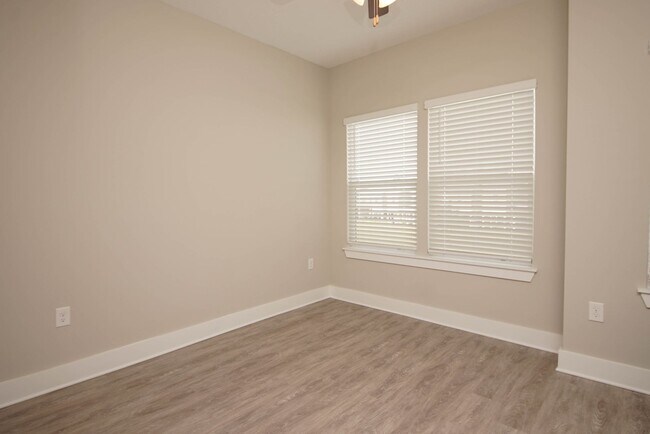 Building Photo - Great Location in Freeport