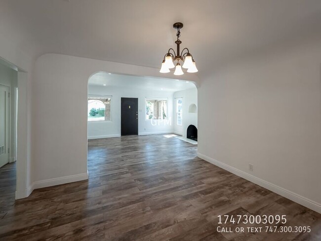 Building Photo - 723 W Doran St