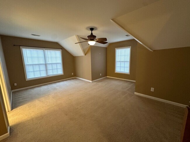 Building Photo - Spacious 4BR/3.5BA Two-Story Home in Queenswood Subdivision